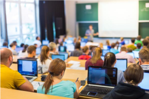 Étudiant lisant un livre